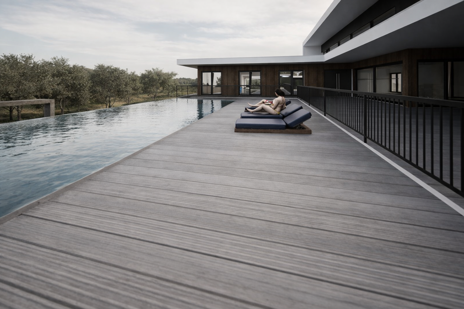 Piscina infinita ao sol com relaxamento